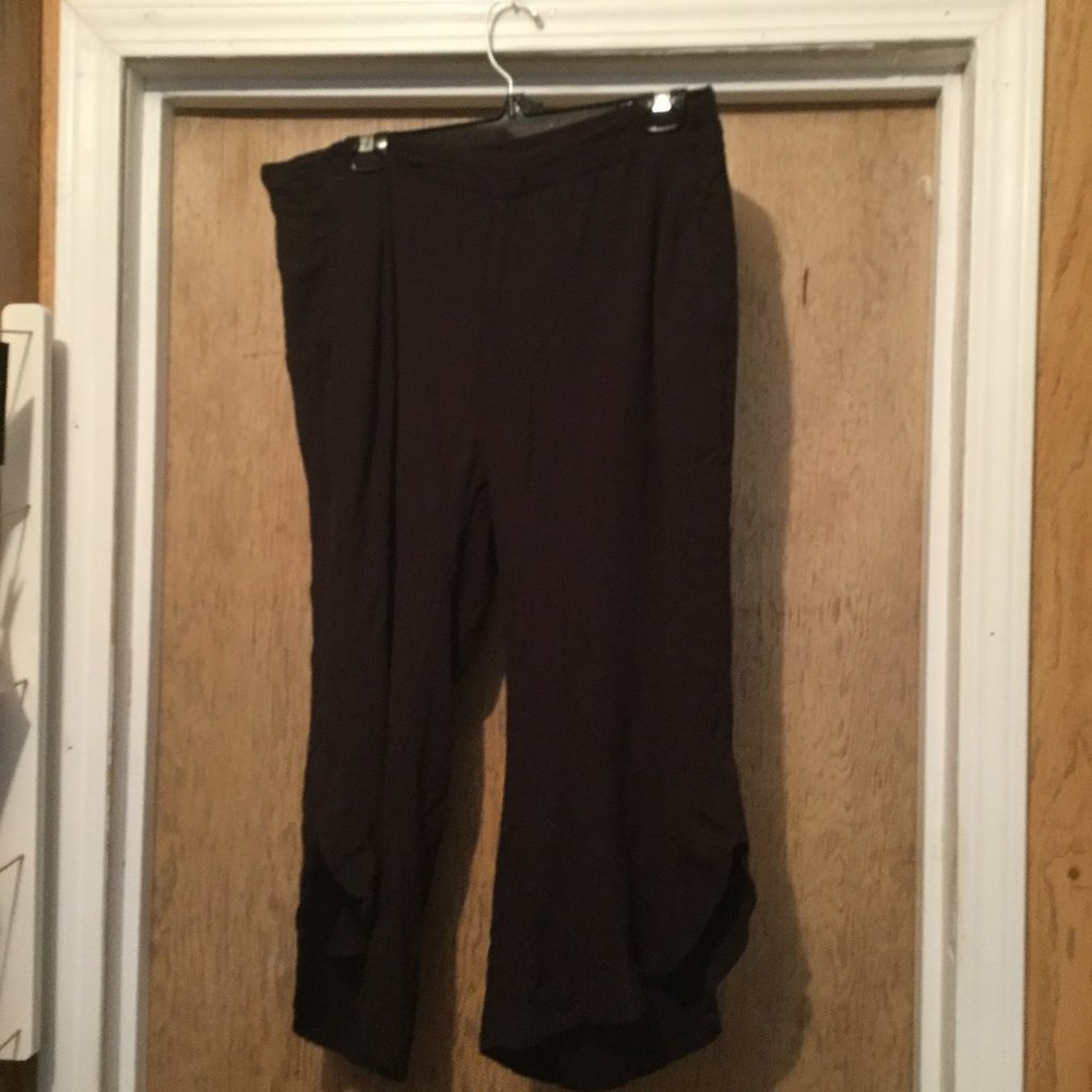 Plus size curved hem pull on capri pants